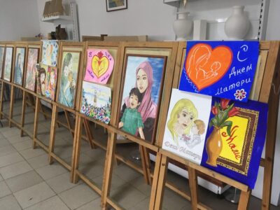 Выставка детских рисунков ко Дню матери