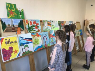 Выставка детских рисунков «Защитники Родины»