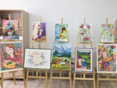 Выставка детских рисунков «Весенний женский праздник», приуроченная к Международному Женскому Дню