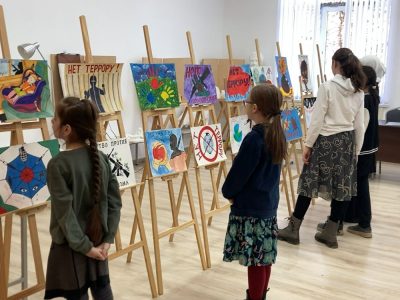 В Детской художественной школе Сунженского муниципального района прошла выставка посвященная борьбе с терроризмом и экстремизмом на тему: «За мир, против терроризма!»